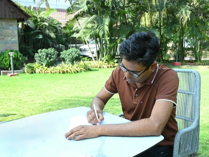 छत्तीसगढ़ में पहली बार हस्तलिखित बजट पेश, वित्त मंत्री ओपी चौधरी ने किए हस्ताक्षर…