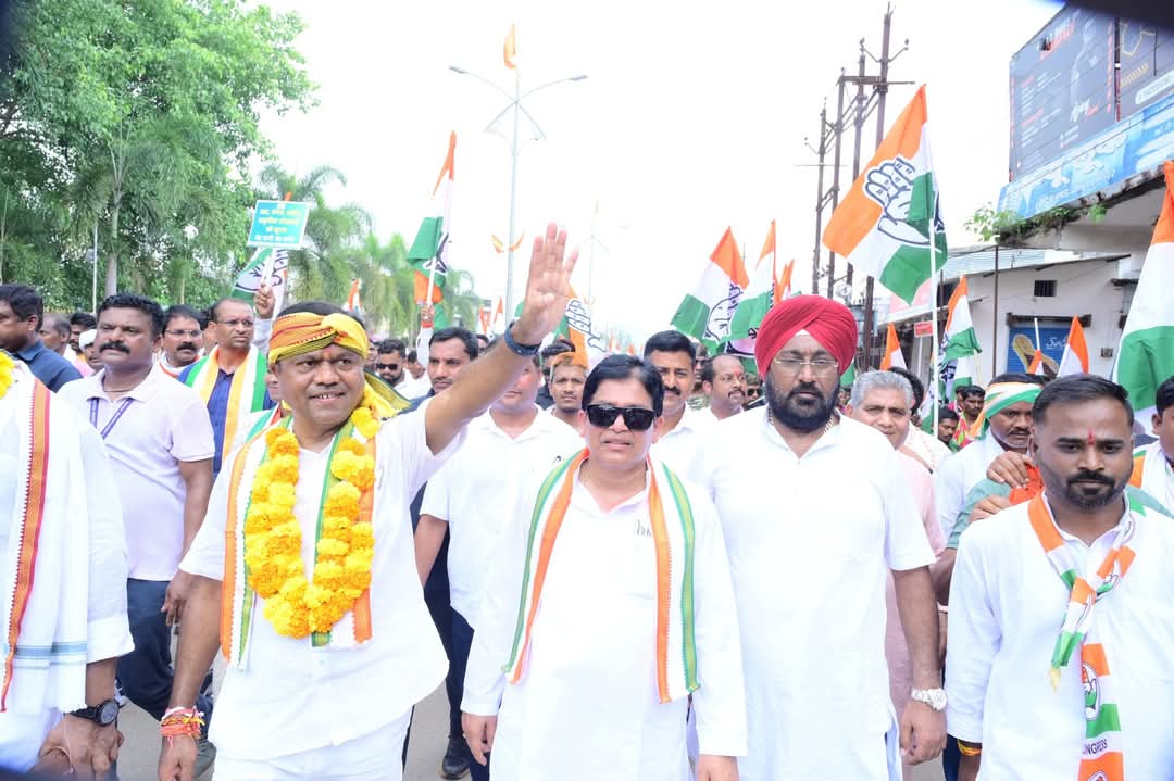 दंतेवाड़ा कलेक्ट्रेट घेराव के साथ कांग्रेस की चार दिवसीय पदयात्रा संपन्न, पीसीसी अध्यक्ष दीपक बैज ने बस्तर की खनिज संपदा लूट के खिलाफ किया 40 किमी की पदयात्रा…