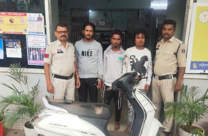आंधी तूफान का फायदा उठा कर जेब में रखा मोबाइल छिन कर भागने वाले 03 आरोपी गिरफ्तार…