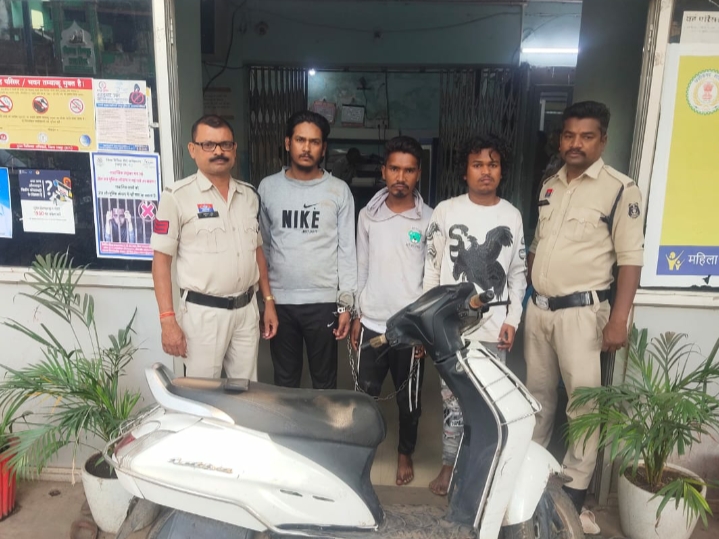 आंधी तूफान का फायदा उठा कर जेब में रखा मोबाइल छिन कर भागने वाले 03 आरोपी गिरफ्तार…