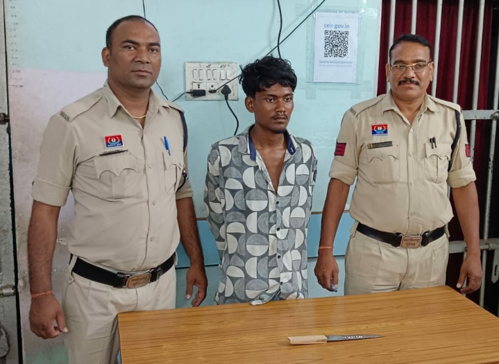 लोहे के धारदार चाकू के साथ आरोपी एबी वासुदेव गिरफ्तार…