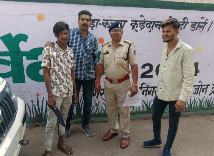 धारदार चाकू के साथ आरोपी धन्नु साहू गिरफ्तार…