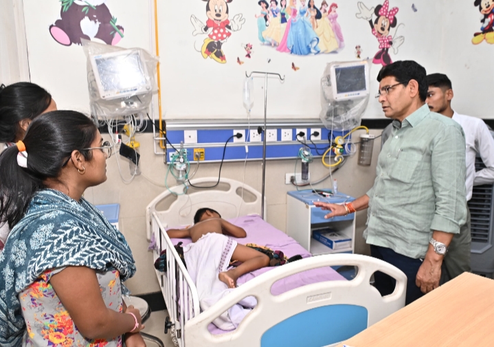 डीकेएस हॉस्पिटल में घायलों से मिले राजस्व मंत्री टंक राम वर्मा…