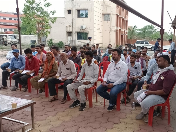 थाना कबीर नगर: मालवाहक वाहनों में हो रही दुर्घटनाओं को रोकने के संबंध में बुलाई गई बैठक…