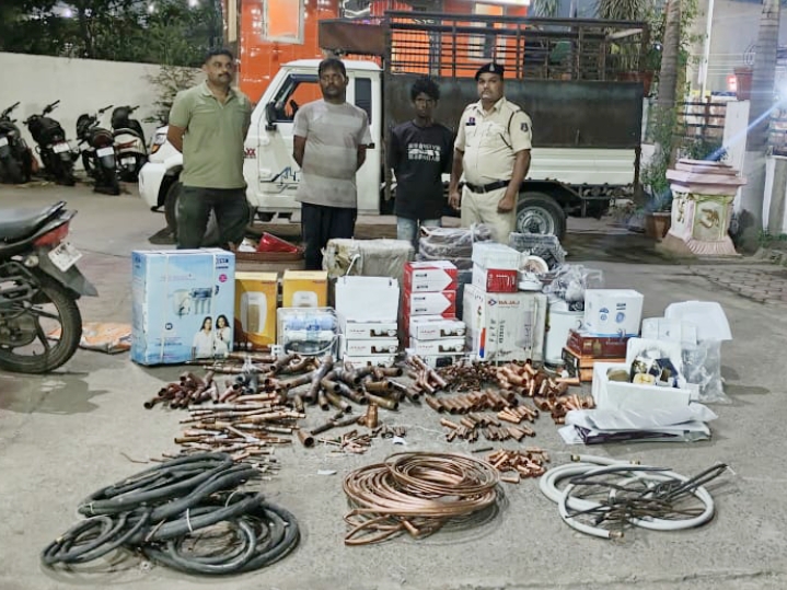 थाना आमानाका क्षेत्रांतर्गत काव्या शो-रूम में चोरी की घटना को अंजाम देने वाले 02 आरोपी गिरफ्तार…