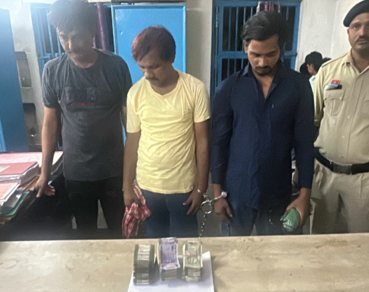नगदी रकम चोरी की घटना को अंजाम देने वाला विधि के साथ संघर्षरत 01 बालक एवं 03 आरोपी सहित कुल 04 गिरफ्तार…