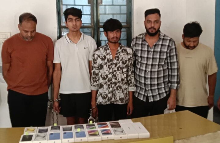 थाना सरस्वती नगर क्षेत्रांतर्गत रिलायंस डिजिटल स्टोर में चोरी की घटना को अंजाम देने वाले 01 आरोपी एवं चोरी की सामान क्रय करने वाले 04 क्रेता सहित कुल 05 गिरफ्तार…
