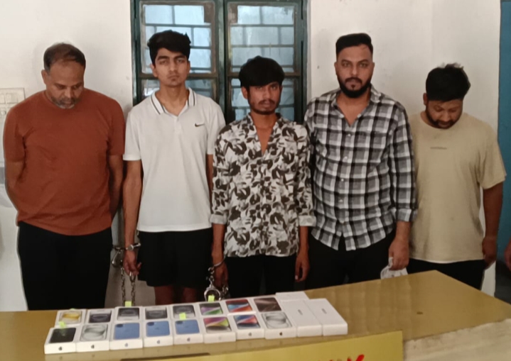 थाना सरस्वती नगर क्षेत्रांतर्गत रिलायंस डिजिटल स्टोर में चोरी की घटना को अंजाम देने वाले 01 आरोपी एवं चोरी की सामान क्रय करने वाले 04 क्रेता सहित कुल 05 गिरफ्तार…