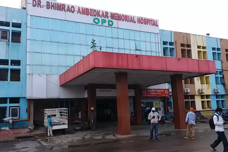 मेकाहारा अस्पताल में मां का ईलाज कराने आई महिला का पर्स एवं मोबाईल चोरी के आरोप में सिक्युरिटी गार्ड गिरफ्तार…