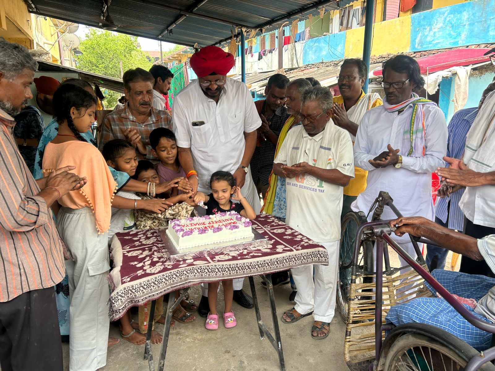 रायपुर उत्तर के पूर्व विधायक जुनेजा ने मनाया कुष्ठ बस्ती में सादगी से जन्मदिन…