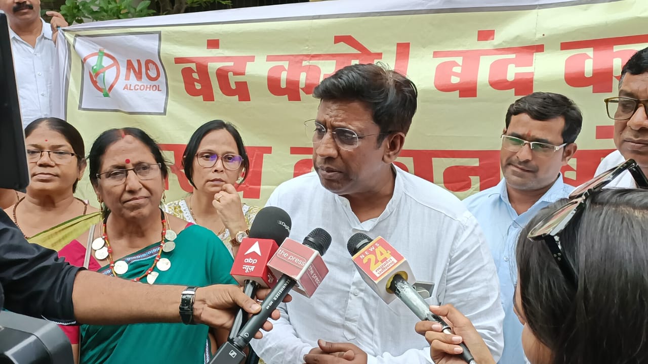 पंकज शर्मा के नेतृत्व में आंदोलनकारियों ने कलेक्टर को ज्ञापन सौंपा…