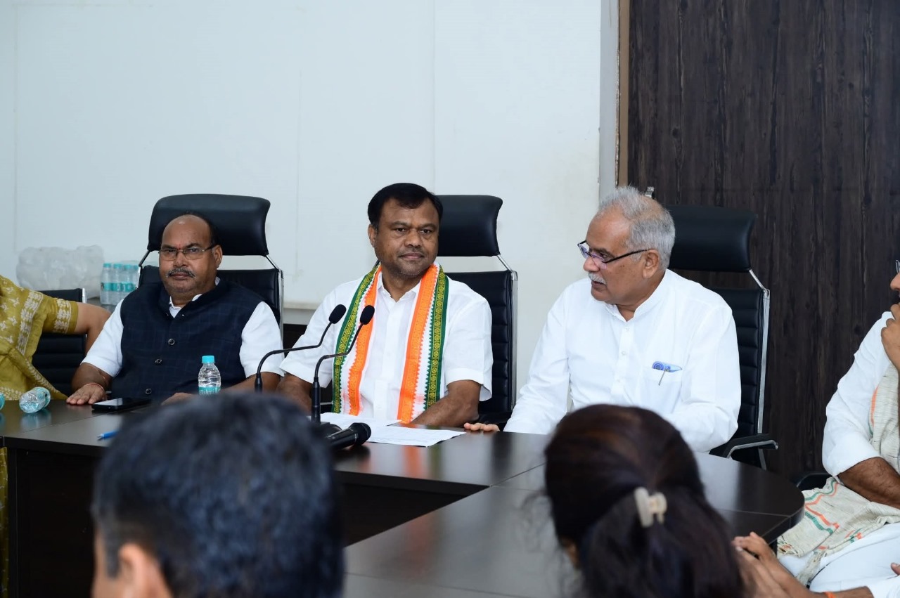 किसान, जवान, संविधान सभा की तैयारी बैठक संपन्न, पीसीसी अध्यक्ष दीपक बैज एवं पूर्व मुख्यमंत्री भूपेश बघेल हुए शामिल…