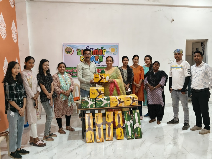 स्व. विद्याधर सिंह के स्मृति में वेल विशर फाउंडेशन द्वारा बच्चो के लिए दिया गया पंखा…