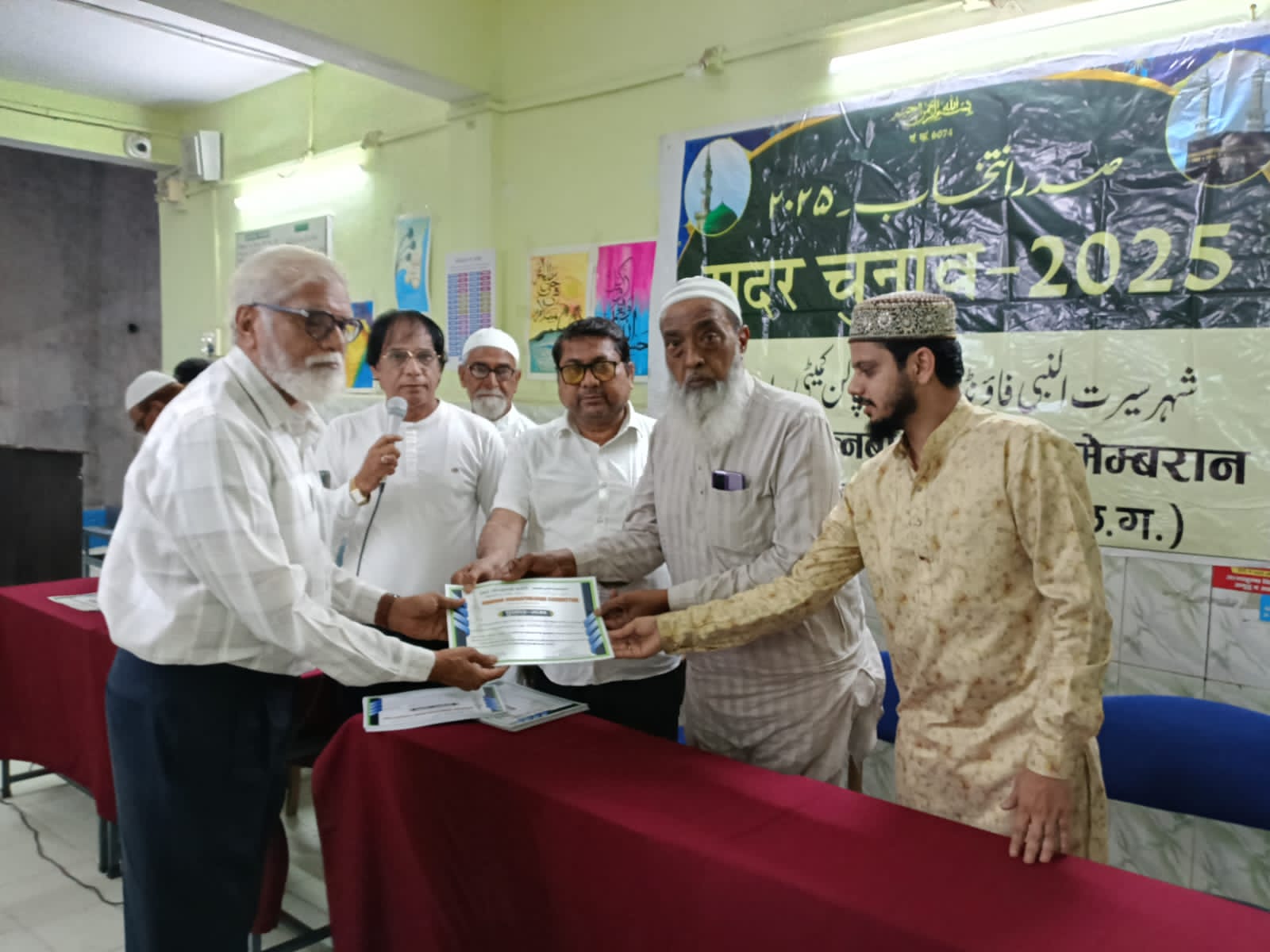 शहर सीरतुन्नबी फाउंडर मेम्बर द्वारा चुनाव अधिकारियों का किया गया सम्मान…