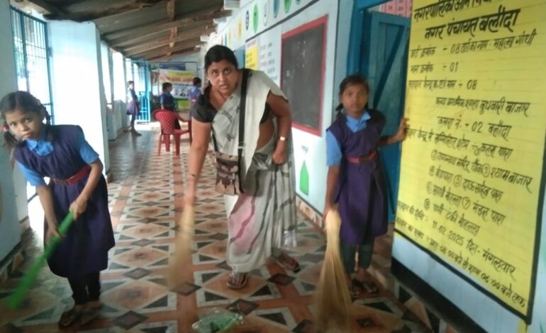 सफाई कर्मचारी हड़ताल पर, स्कूल बाथरूम की साफ सफाई जिम्मेदारी छात्र-छात्राओं की…