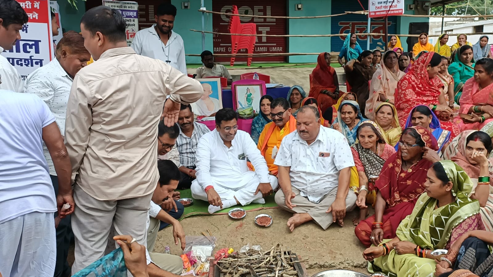 पंकज शर्मा के प्रतिनिधित्व में टेमरी में शराब दुकान बंद करने के लिये यज्ञ किया गया…