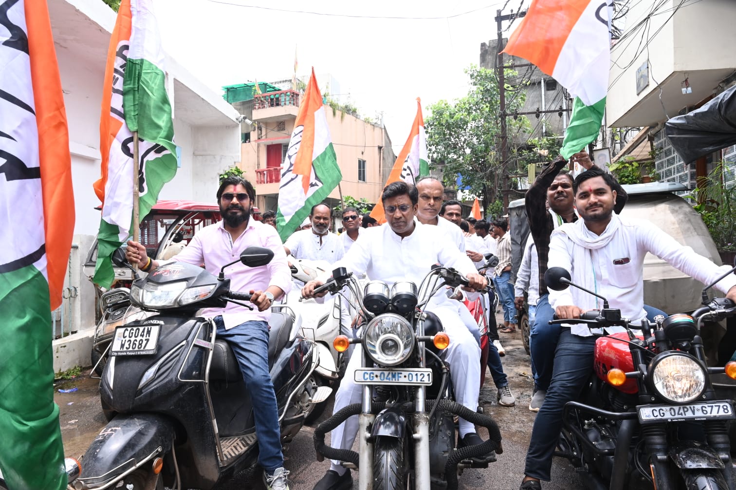 पंकज शर्मा के नेतृत्व में कांग्रेसजनों ने मैग्नेटो माल के पास आर्थिक नाकेबंदी की…