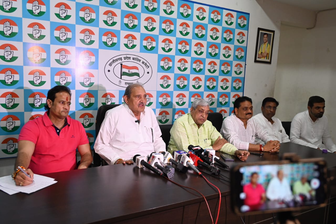 प्रदेश मुख्यालय राजीव भवन में कांग्रेस नेताओं ने देखा राहुल गांधी के प्रेस कॉन्फ्रेंस की रिकॉर्डिंग…