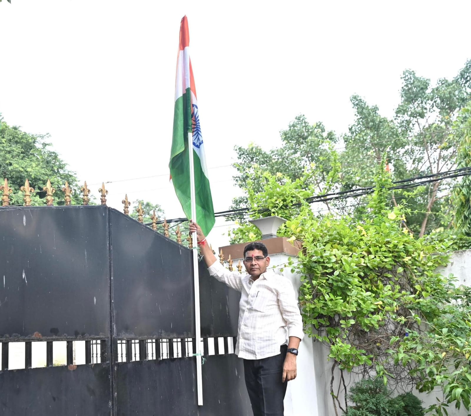 घर घर तिरंगा: राजस्व मंत्री टंक राम वर्मा ने ‘हर घर तिरंगा’ अभियान के तहत अपने निवास पर लगाया तिरंगा…