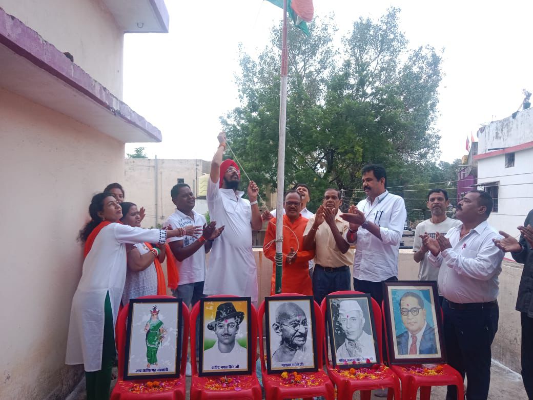 पूर्व विधायक कुलदीप जुनेजा ने किया साईं नगर पंचायत भवन, गंगा कुष्ठ आश्रम पंडरी में ध्वजारोहण…