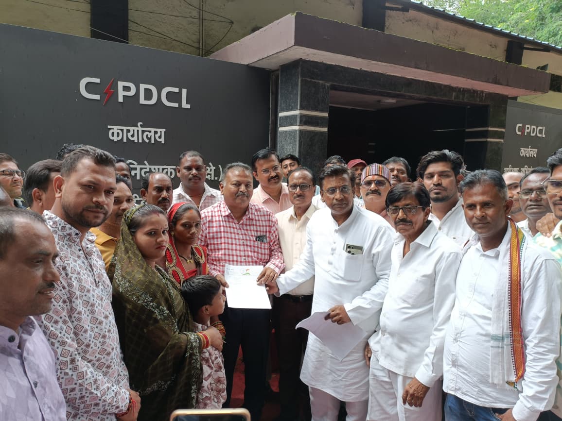 बिजली कटौती से परेशान लोगो ने पंकज शर्मा के नेतृत्व में मुख्य अभियंता को ज्ञापन सौंपा…