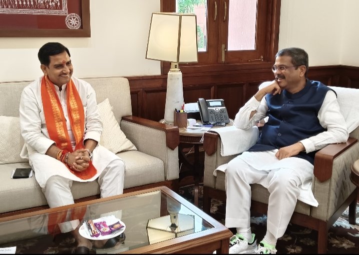 केंद्रीय आवासन एवं शहरी कार्य राज्य मंत्री तोखन साहू ने केंद्रीय शिक्षा मंत्री धर्मेंद्र प्रधान से की मुलाक़ात…