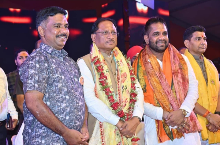 गुढ़ियारी में गोविंदाओं का जोश, भक्ति और संगीत का संगम: विशाल दही हांडी उत्सव मुख्यमंत्री की उपस्थिति में सफलतापूर्वक संपन्न…