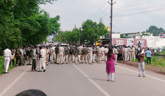 स्कूल सफाई कर्मचारियों का हल्ला बोल, बड़ी संख्या में जुटे माना में, पुलिस ने रोका…