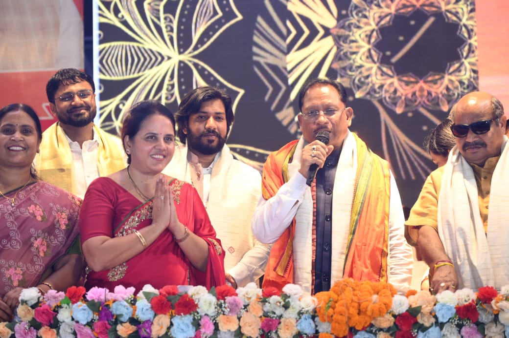 श्रीगणेश मूर्ति विसर्जन चल झांकी नगर निगम के मंच पर मुख्यमंत्री विष्णुदेव साय का महापौर मीनल चौबे ने किया आत्मीय स्वागत…