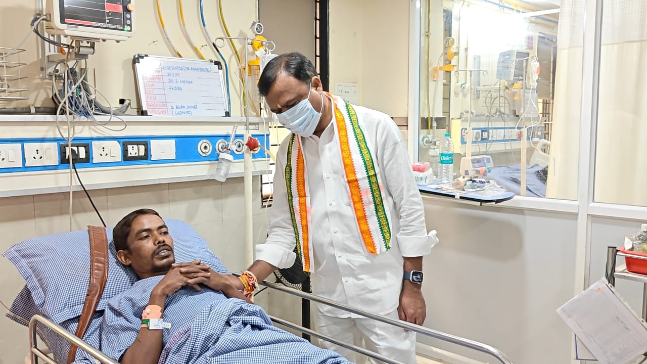 पीसीसी अध्यक्ष दीपक बैज इस्पात गोदावरी हादसे के घायलों से मिले…