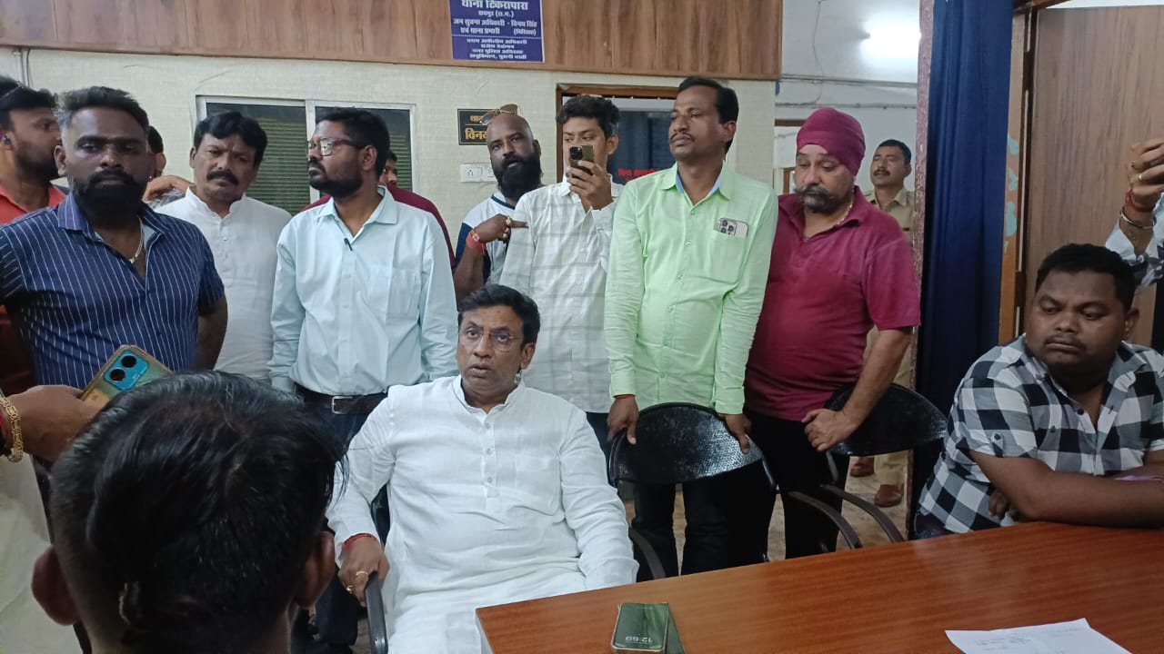 भाजपा कार्यकर्ता द्वारा ‘मन की बात’ न सुनने वालों की पिटाई पर पंकज शर्मा के नेतृत्व में कांग्रेसजनों द्वारा थाना घेराव किया गया…