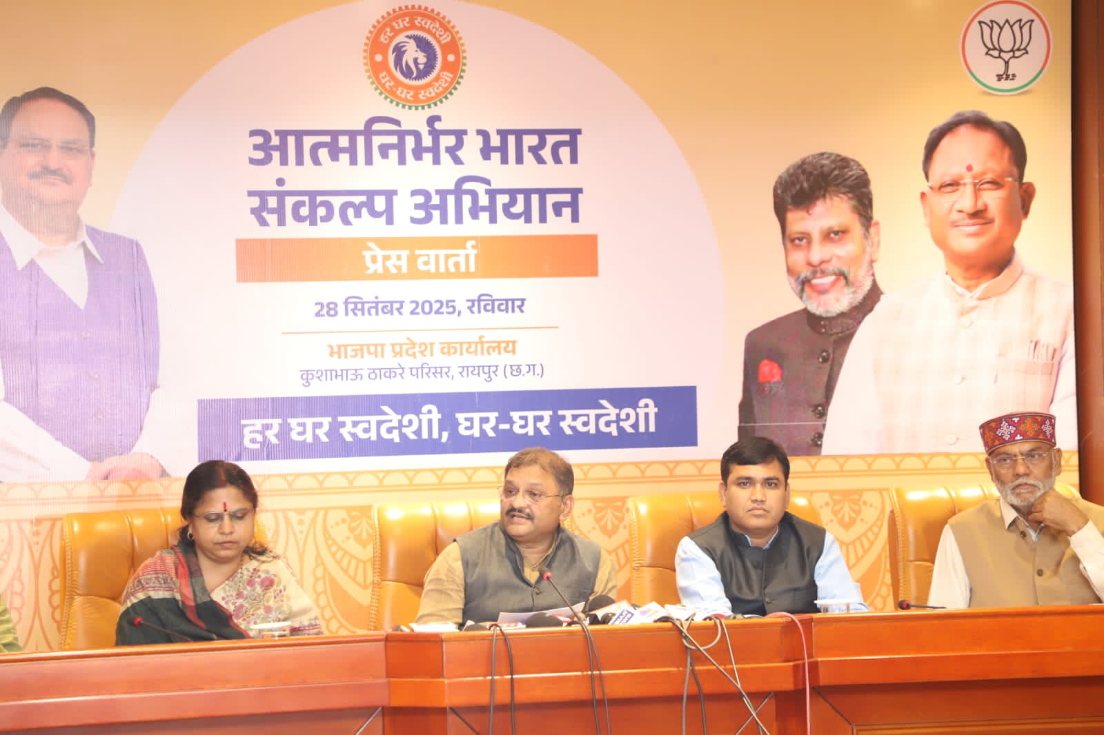 स्वदेशी अपनाना है भारत को विकसित और आत्मनिर्भर बनाना है : संतोष पांडेय