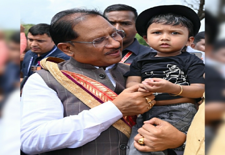 सरल और सहज मुख्यमंत्री श्री विष्णु देव साय का दिखा अपनत्व, नन्हे इवान को गोद में लेकर किया दुलार…