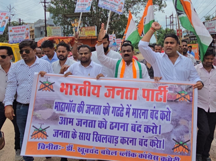 ट्रिपल इंजन सरकार के बावजूद 6 माह से सड़कों की दुर्दशा – कांग्रेस का भाटागांव में जोरदार प्रदर्शन