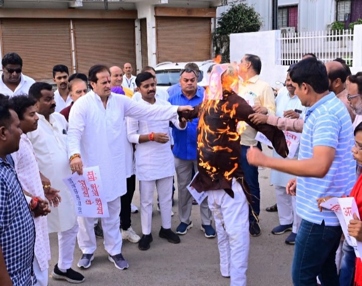 सर्किट हाउस कर्मचारी के साथ मारपीट गालीगलौच के विरोध में कांग्रेस ने सभी जिलों में मंत्री कश्यप का पुतला फूंका…