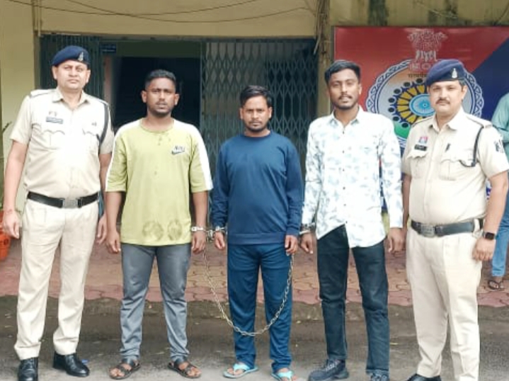 न्यायालय परिसर के बाहर लड़ाई झगड़ा कर मारपीट करने वाले आरोपी आनंद बोरले, राहुल पांडे एवं सन्नी पांडे गिरफ्तार…