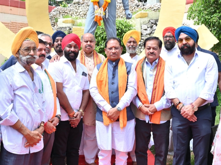 मुख्यमंत्री विष्णु देव साय ने अमर शहीद भगत सिंह की प्रतिमा पर माल्यार्पण कर किया नमन…