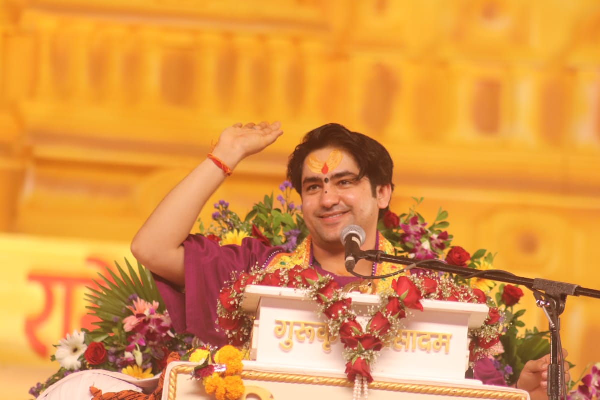 कथा में बैठना महत्वपूर्ण नहीं है कथा तुम्हारे दिल में बैठे यह महत्वपूर्ण है – पं. धीरेंद्र कृष्ण शास्त्री