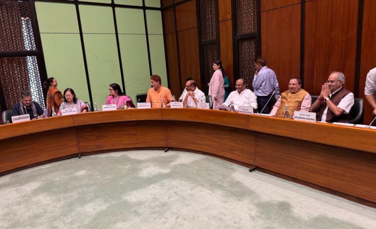 रायपुर सांसद बृजमोहन अग्रवाल ने रसायन एवं उर्वरक समिति की पहली बैठक में रखे कृषि सशक्तिकरण के सुझाव…