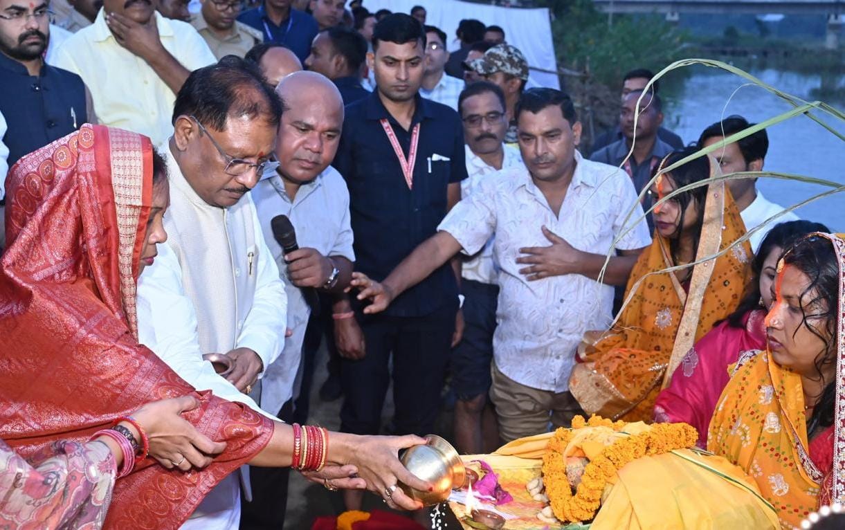 मुख्यमंत्री साय ने जशपुर में दुलदुला छठ घाट में सूर्य को दिया अर्घ्य: प्रदेश की सुख-समृद्धि और खुशहाली की कामना की…