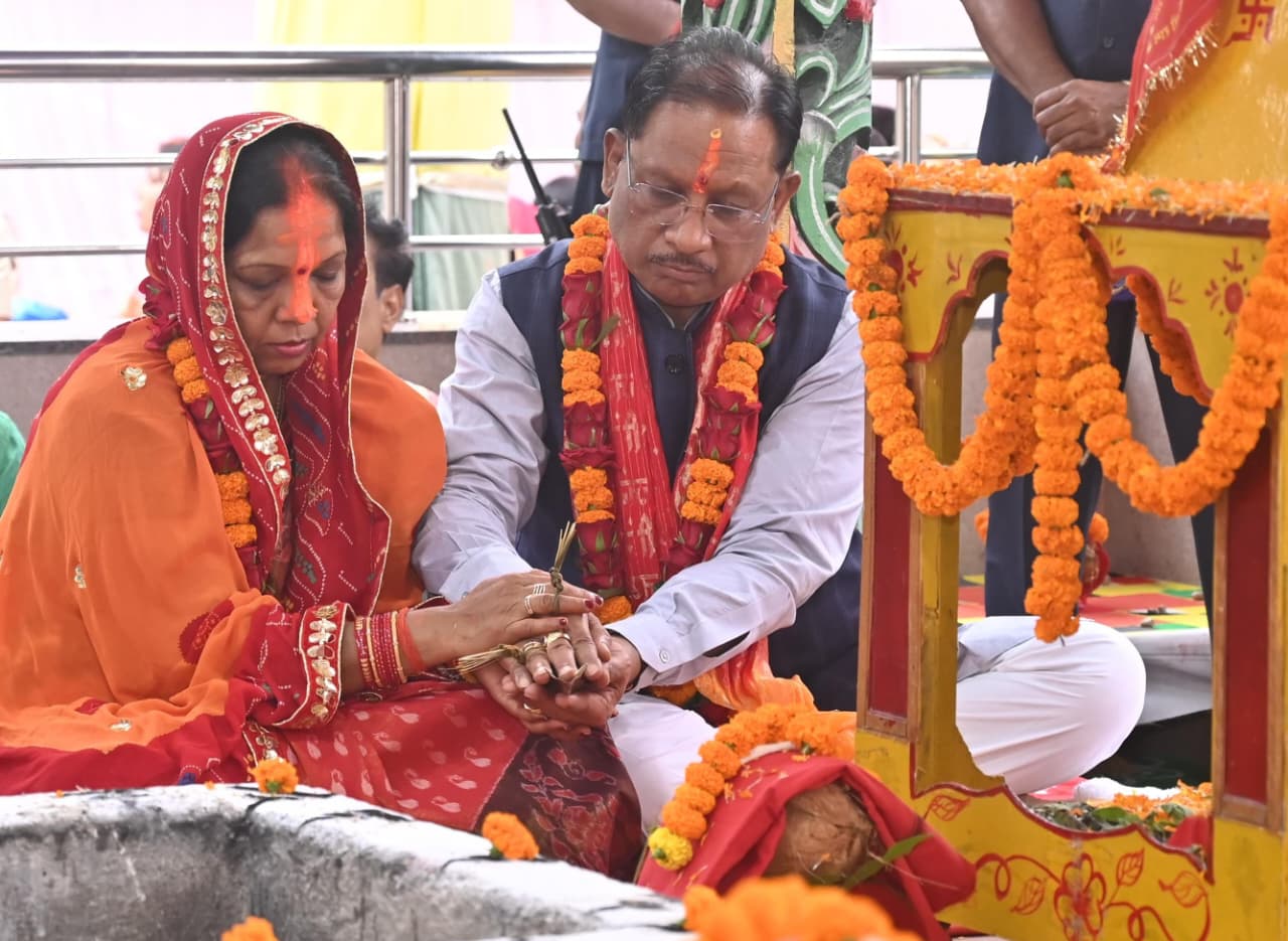 मुख्यमंत्री साय ने कुनकुरी छठ घाट में सूर्य को दिया अर्घ्य:प्रदेश के सुख, समृद्धि और खुशहाली की कामना की…