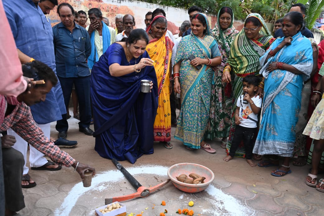 महापौर मीनल चौबे ने जोन 4 के वार्ड 64 के वीरभद्र नगर में 10 सीटर क्षमता का नवीन शौचालय निर्माण शीघ्र करने वार्ड पार्षद एवं एमआईसी सदस्य मनोज वर्मा, जोन 4 अध्यक्ष मुरली शर्मा, वार्डवासियों सहित किया भूमिपूजन…