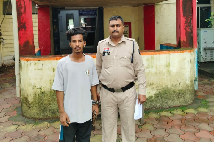 चाकू लहराकर आम जनता को डराते-धमकाते आरोपी गिरफ्तार कर भेजा गया जेल…