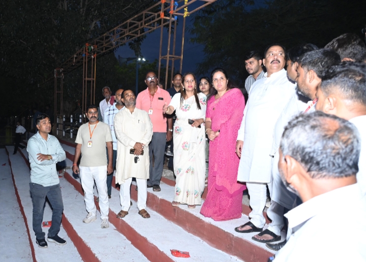 महापौर मीनल चौबे ने छठ पूजा पर्व पूर्व हीरापुर छठ तालाब, छुईया तालाब, महादेवघाट की सफाई व्यवस्था का अधिकारियों, छठ महापर्व आयोजन समिति पदाधिकारियों सहित किया प्रत्यक्ष निरीक्षण, लगातार सफाई सभी छठ तालाबों और महादेवघाट में करवाने, पुख्ता स्ट्रीट लाइटिंग प्रबंधन, घाटों और किनारों में आवश्यक रंग-रौगन करवाने दिए निर्देश…