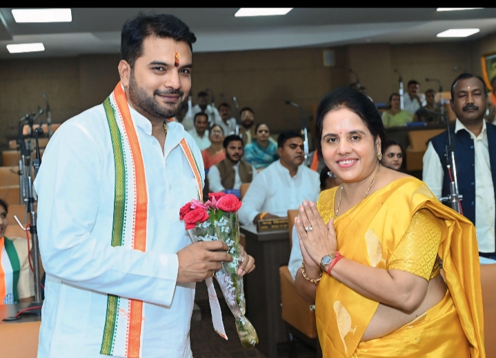 नगर निगम रायपुर में सामान्य सभा की बैठक में महापौर मीनल चौबे ने नेता प्रतिपक्ष आकाश तिवारी का बुके प्रदत्त कर किया आत्मीय स्वागत…