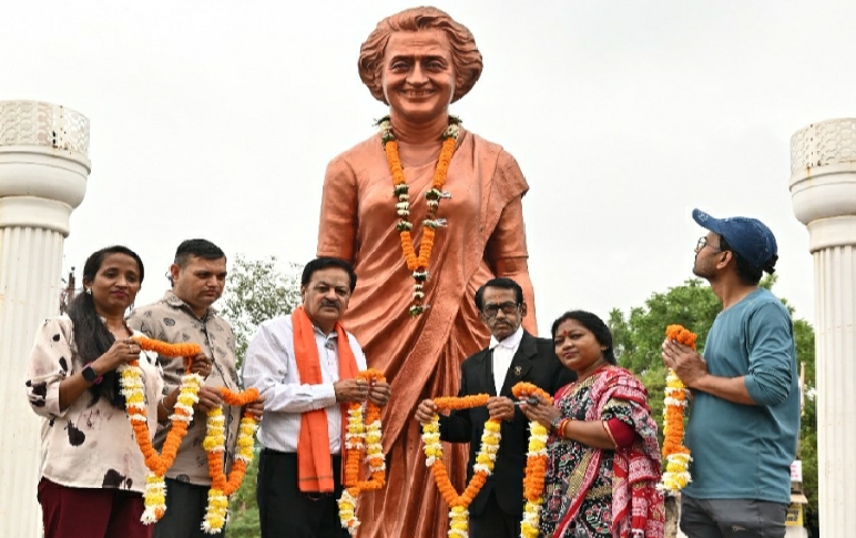 पूर्व प्रधानमंत्री श्रीमती इंदिरा गाँधी का 41वीं पुण्यतिथि पर नगर निगम संस्कृति विभाग अध्यक्ष अमर गिदवानी, गणमान्यजनों ने किया सादर नमन…