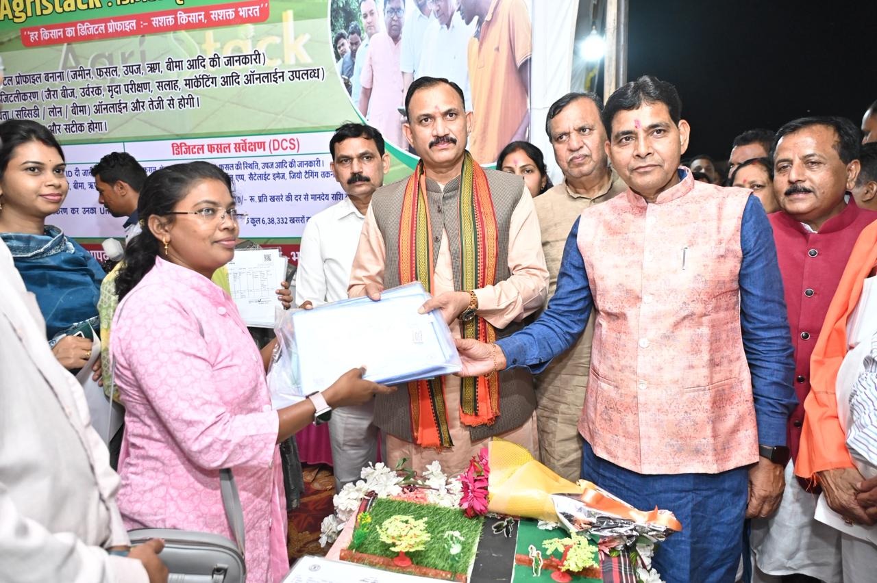 छत्तीसगढ़ राज्योत्सव का भव्य शुभारंभ, हितग्राहियों को मिला लाभ—सांस्कृतिक संध्या ने बांधा समां…