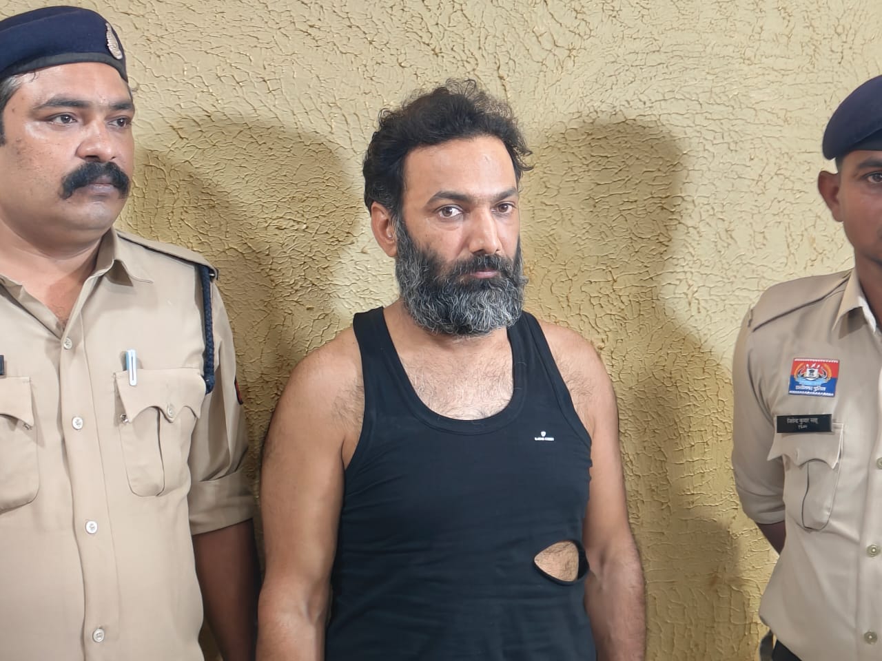 लगभग 06 माह से फरार आरोपी वीरेन्द्र सिंह तोमर उर्फ रूबी गिरफ्त में…