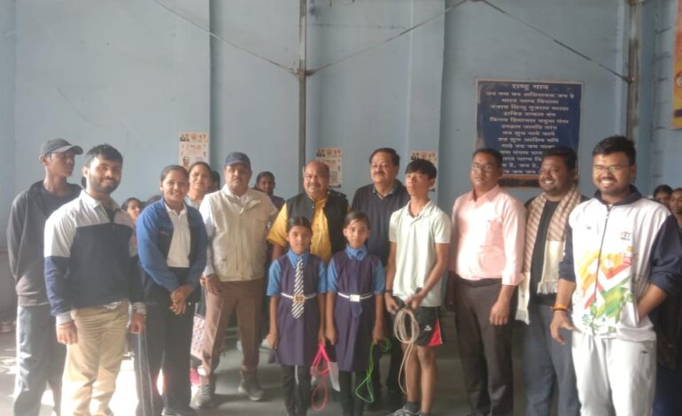 रायपुर उत्तर विधायक पुरंदर मिश्रा निगम संस्कृति विभाग अध्यक्ष अमर गिदवानी सहित जेएन पाण्डेय शासकीय स्कूल पहुँचे और रायपुर लोकसभा सांसद खेल महोत्सव में खिलाडी विद्यार्थी बालक-बालिका की रस्सीकूद विधा को देखकर सराहा और किया उत्साहवर्धन…