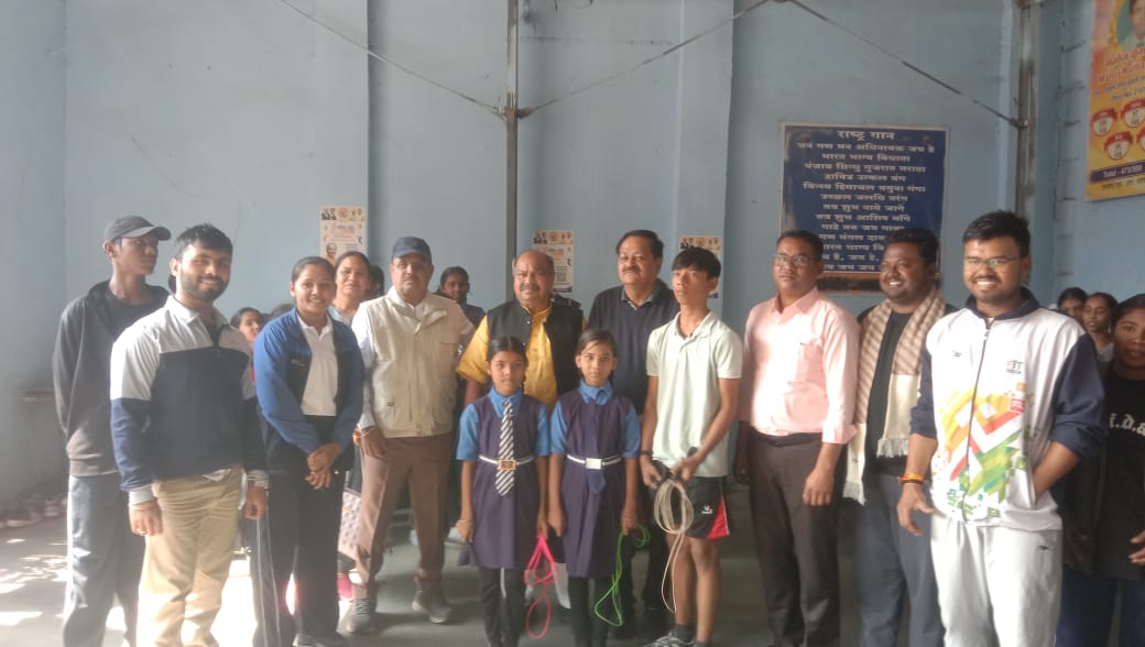 रायपुर उत्तर विधायक पुरंदर मिश्रा निगम संस्कृति विभाग अध्यक्ष अमर गिदवानी सहित जेएन पाण्डेय शासकीय स्कूल पहुँचे और रायपुर लोकसभा सांसद खेल महोत्सव में खिलाडी विद्यार्थी बालक-बालिका की रस्सीकूद विधा को देखकर सराहा और किया उत्साहवर्धन…